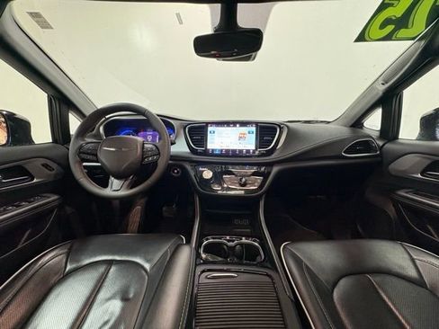 Certified 2025 Chrysler Pacifica Limited image 17