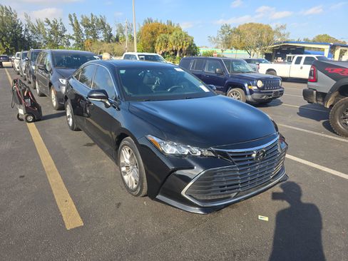 Used 2019 Toyota Avalon XLE w/ Moonroof Package image 4