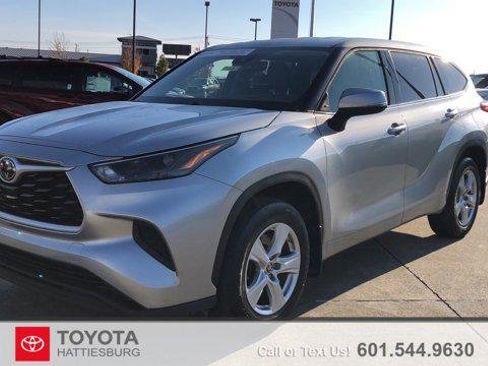 Certified 2022 Toyota Highlander L image 1