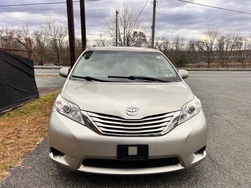 Used 2015 Toyota Sienna LE image 1