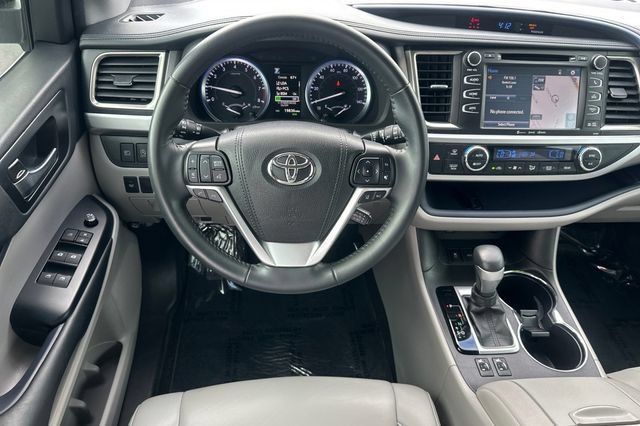 Certified 2019 Toyota Highlander XLE FWD image 18