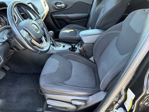 Used 2016 Jeep Cherokee Latitude w/ Cold Weather Group AWD/4WD image 7