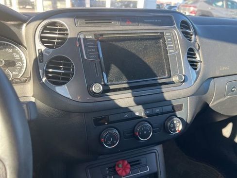 Used 2017 Volkswagen Tiguan S image 17