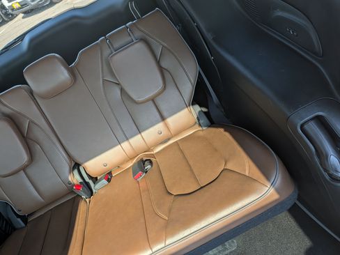 Used 2018 Chrysler Pacifica Limited w/ Tire & Wheel Group FWD image 15