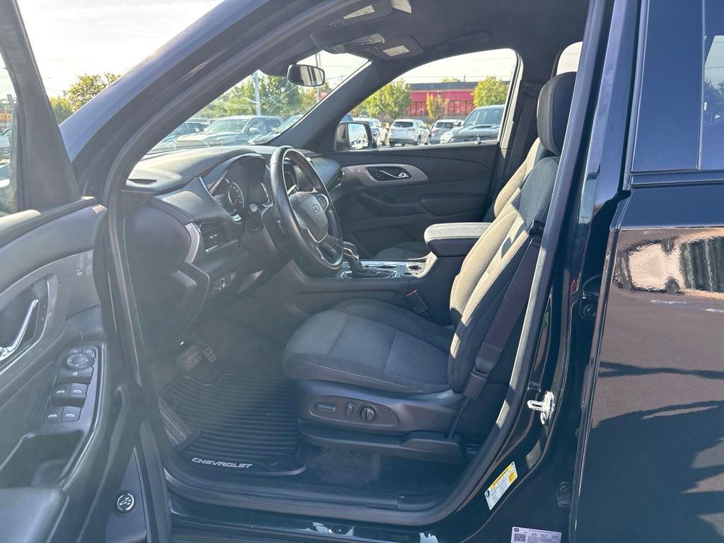 Used 2023 Chevrolet Traverse LT w/ Midnight/Sport Edition AWD/4WD image 9