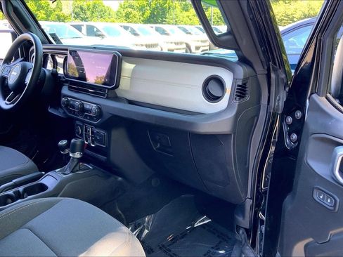 Certified 2024 Jeep Gladiator Sport AWD/4WD image 13