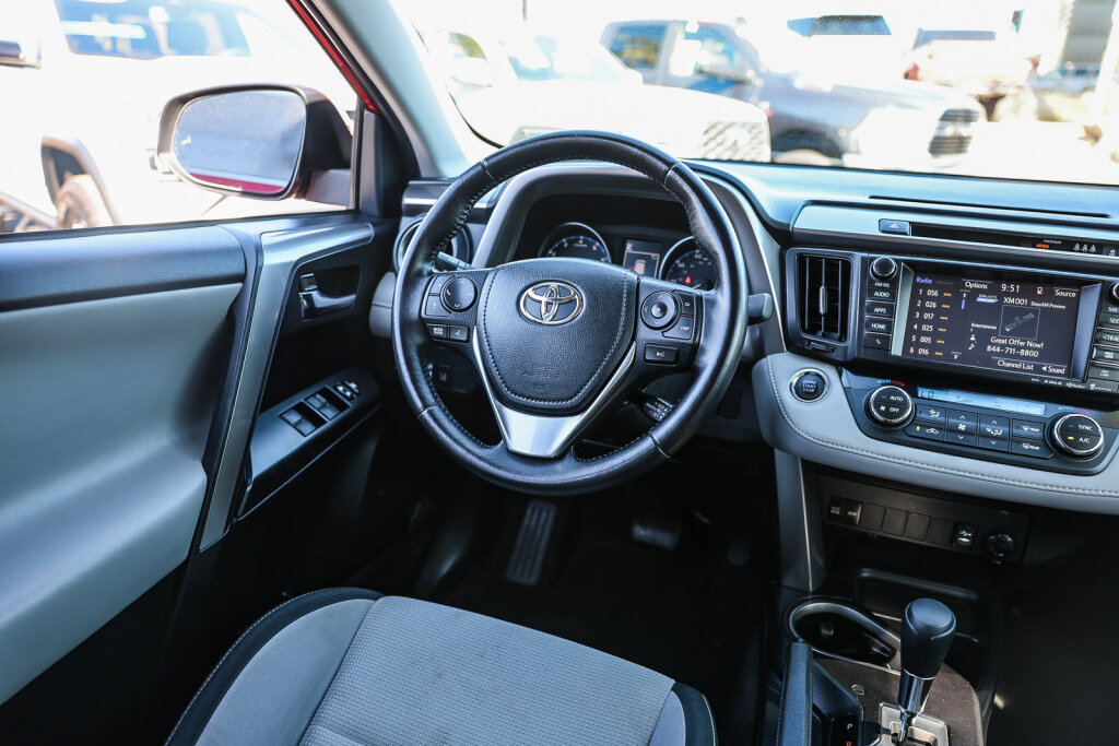 Used 2017 Toyota RAV4 XLE AWD/4WD image 4