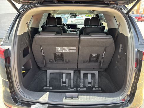 Used 2024 Kia Carnival EX FWD image 23