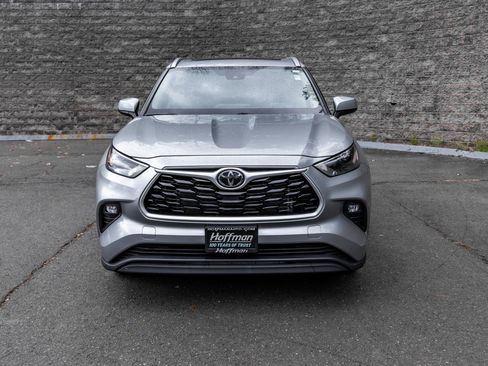 Used 2023 Toyota Highlander XLE image 3