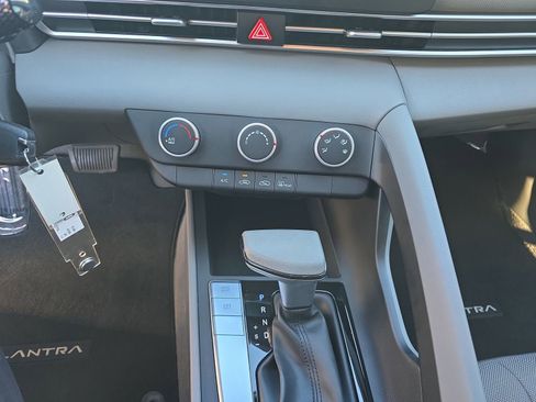 Used 2024 Hyundai Elantra SE image 29