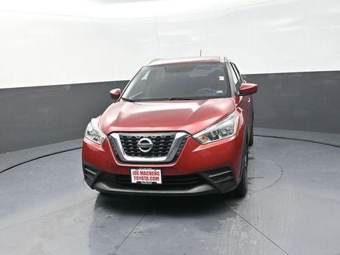 Used 2018 Nissan Kicks SV image 2