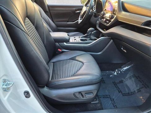 Used 2023 Toyota Highlander XSE FWD image 21