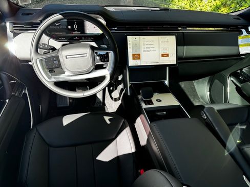 New 2025 Land Rover Range Rover SE image 17