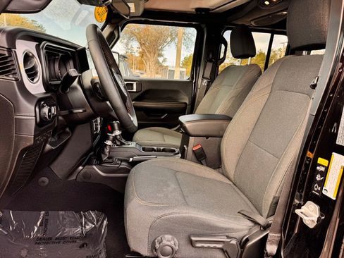Used 2025 Jeep Wrangler Sahara image 18