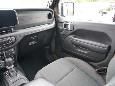 Used 2025 Jeep Wrangler Unlimited Rubicon AWD/4WD image 4