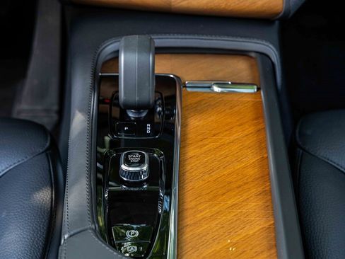 Used 2025 Volvo XC90 B6 Plus image 13