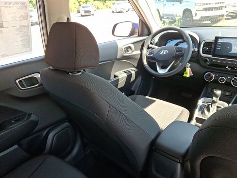 New 2025 Hyundai Venue SE image 9