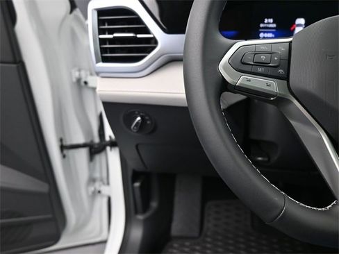 New 2025 Volkswagen Taos SE image 28