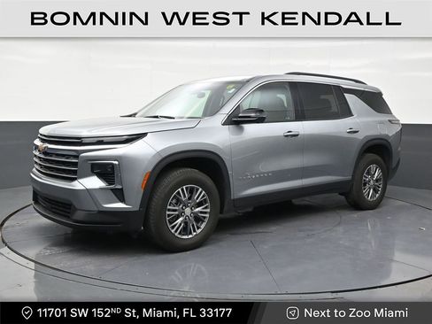 Used 2024 Chevrolet Traverse LT FWD image 1