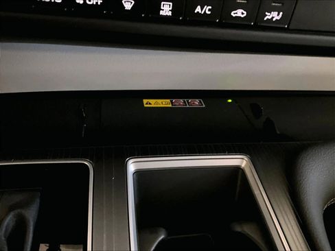 Used 2025 Toyota Sienna LE image 27