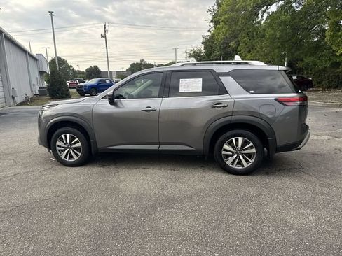 Used 2024 Nissan Pathfinder SL FWD image 8