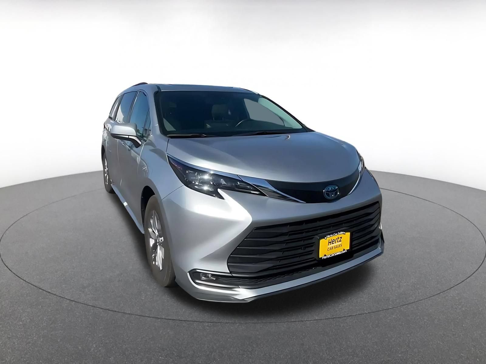 Used 2025 Toyota Sienna XLE FWD image 3