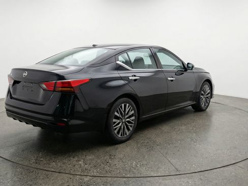 Used 2025 Nissan Altima 2.5 SV image 9