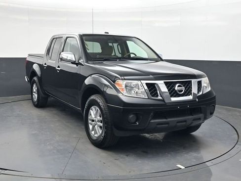 Used 2018 Nissan Frontier SV image 2