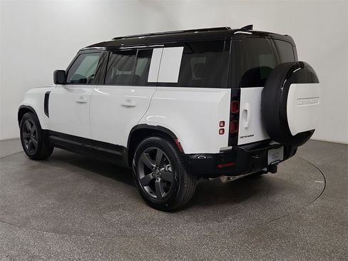 Used 2025 Land Rover Defender 110 X-Dynamic SE image 11