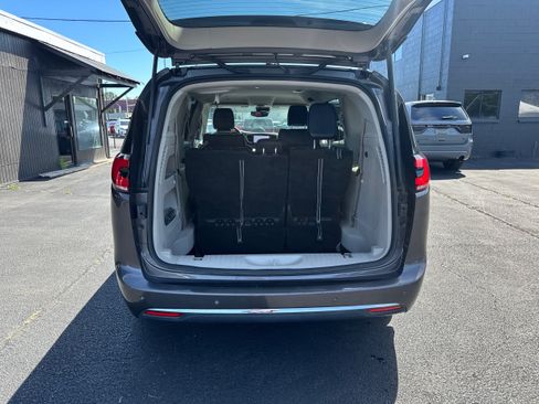 Used 2023 Chrysler Pacifica Touring-L FWD image 11
