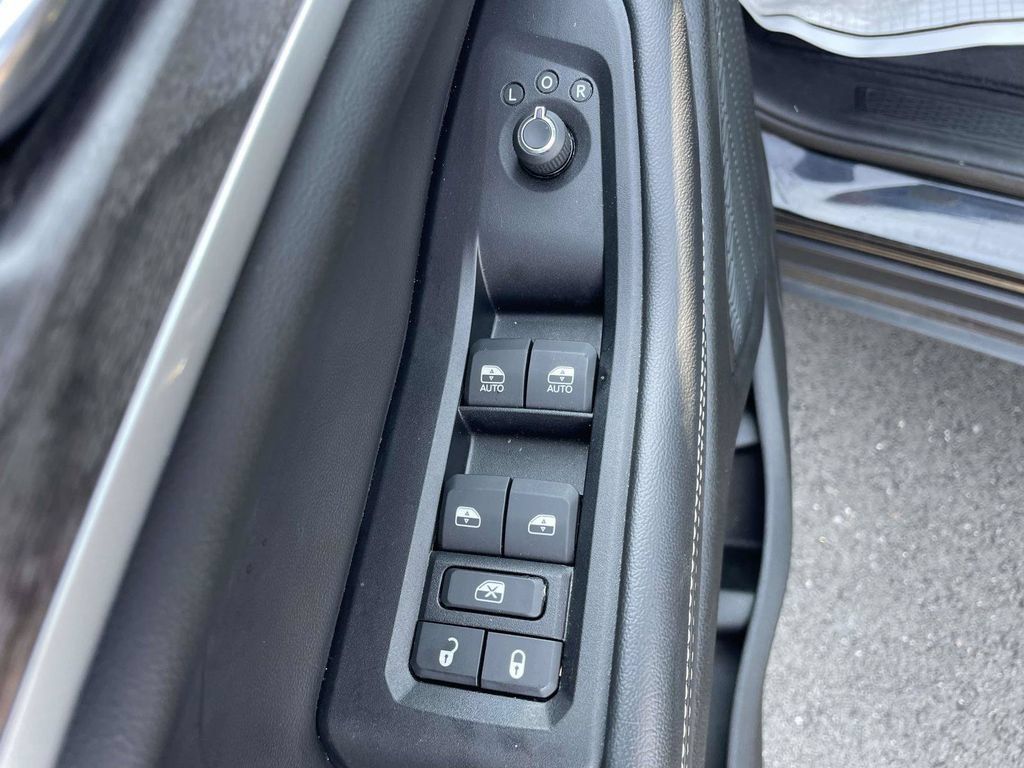 Used 2024 Jeep Grand Cherokee L Limited w/ Black Appearance Package RWD image 16