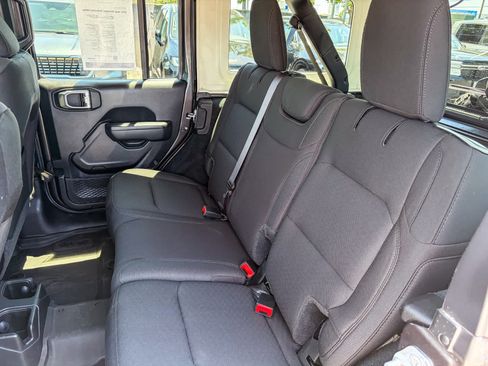 Used 2022 Jeep Wrangler Unlimited Sport AWD/4WD image 17