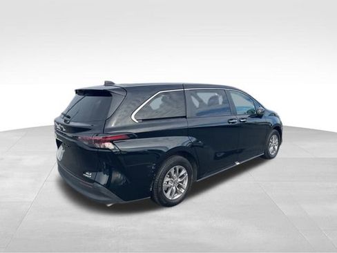 Used 2024 Toyota Sienna XLE image 4