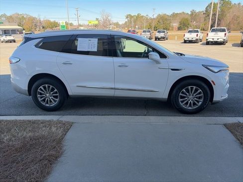 Used 2023 Buick Enclave Essence image 5