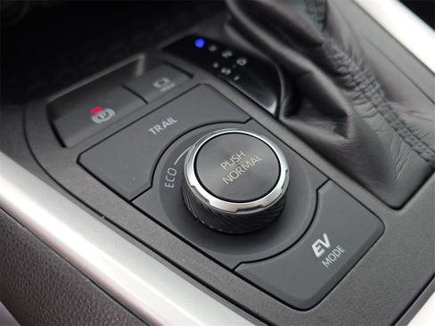 Used 2021 Toyota RAV4 XLE w/ Convenience Package image 27