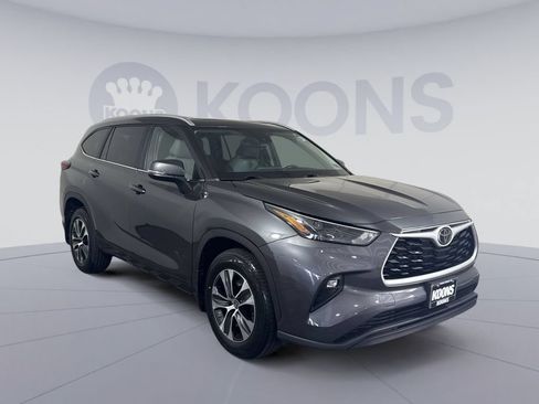 Used 2023 Toyota Highlander XLE AWD/4WD image 10