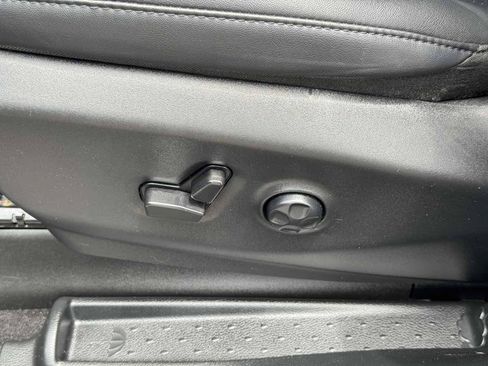 Used 2025 Chrysler Pacifica Select FWD image 26