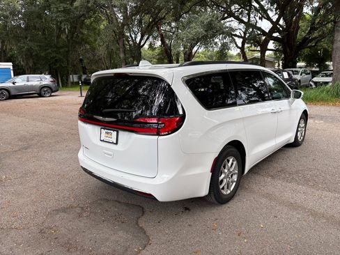 Used 2022 Chrysler Pacifica Touring-L FWD image 15