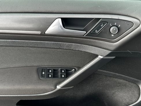 Used 2018 Volkswagen GTI SE image 11