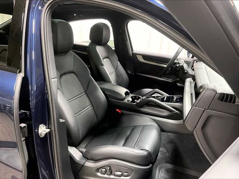 Used 2025 Porsche Cayenne Coupe image 30