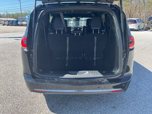 Used 2025 Chrysler Pacifica Select FWD image 13