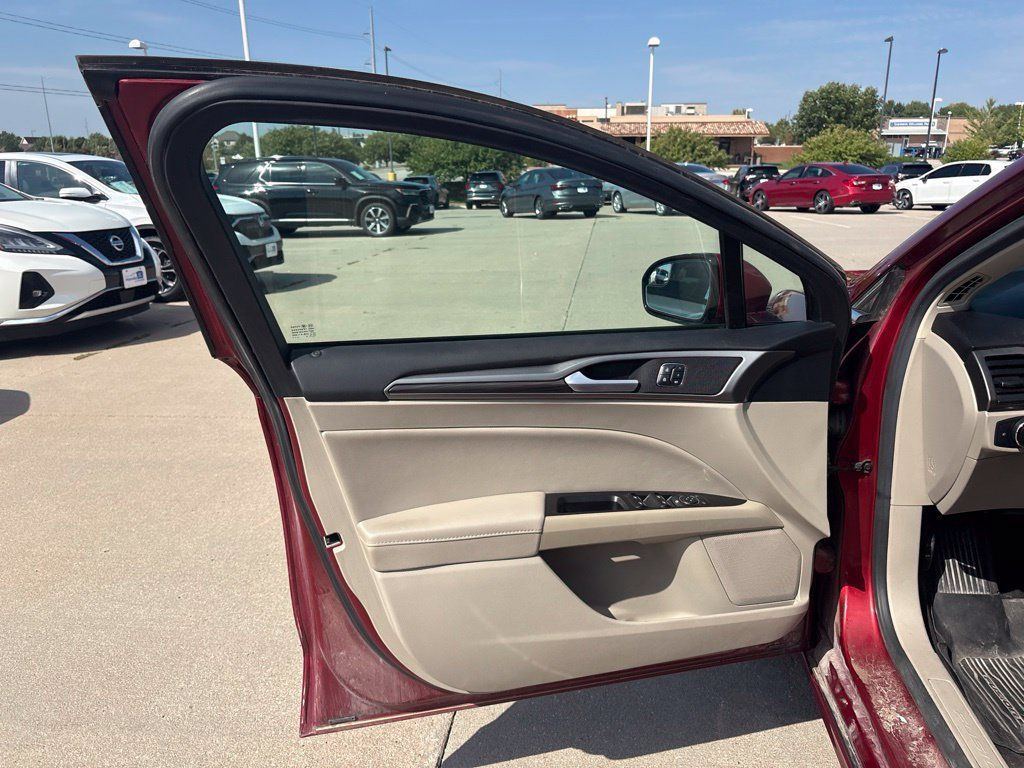 Used 2017 Ford Fusion SE w/ Fusion SE Technology Package FWD image 9