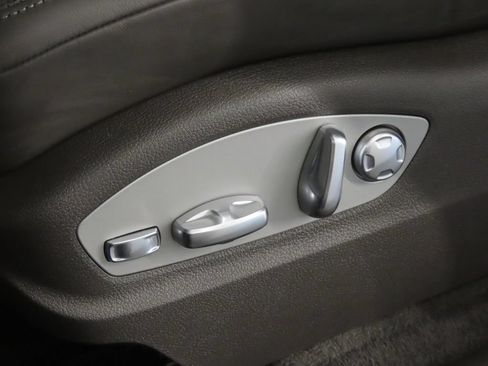 Certified 2024 Porsche Macan AWD/4WD image 40