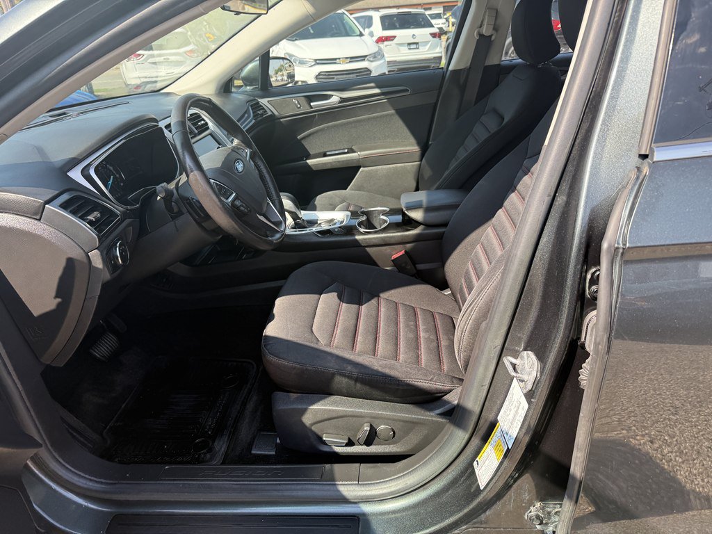 Used 2016 Ford Fusion SE FWD image 12