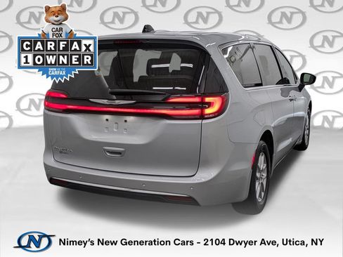 Used 2024 Chrysler Pacifica Touring-L FWD image 2