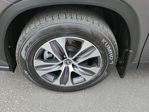 Used 2024 Toyota Highlander XLE image 18