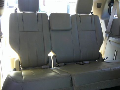 Used 2014 Chrysler Town & Country Touring image 18