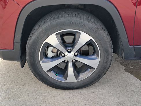 Used 2019 Jeep Cherokee Limited image 9