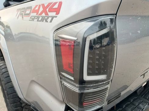 Used 2017 Toyota Tacoma TRD Sport AWD/4WD image 11