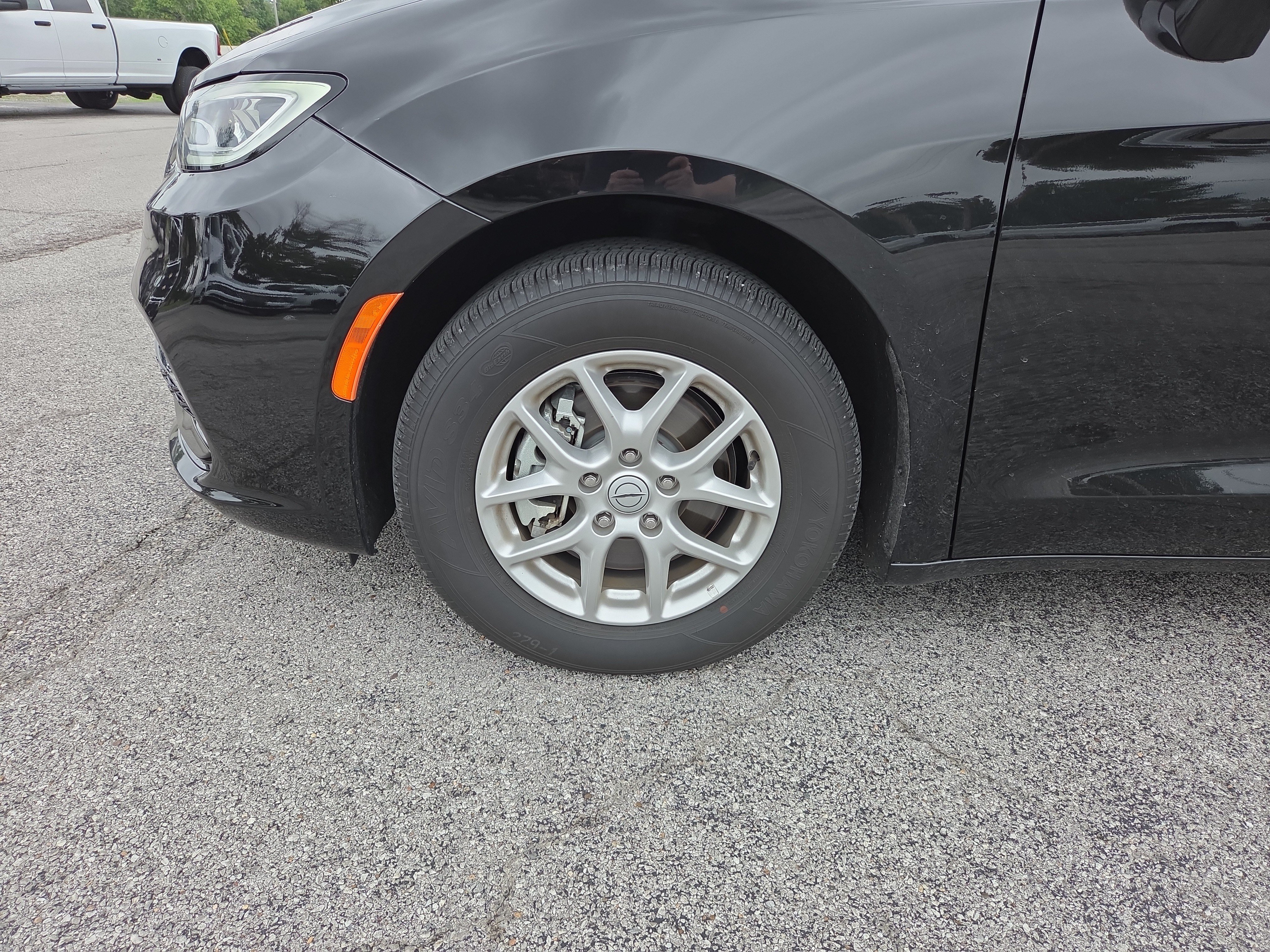 Used 2026 Chrysler Pacifica Select FWD image 5